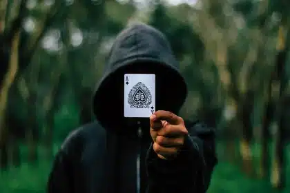 Multidão anônima numa praça com microfones vazios sugerindo debate público