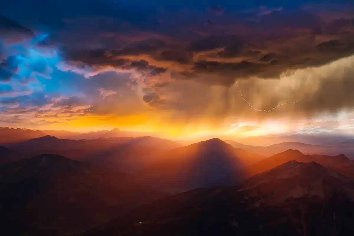 Nuvens de tempestade carregadas sobre paisagem com chuva intensa