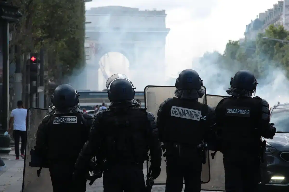 Manifestantes em confronto com polícia durante dispersão