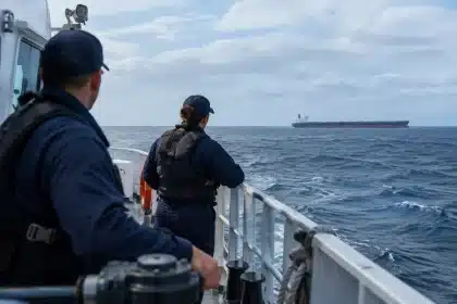 Moscovo acusa França de pirataria em operação contra petroleiro no oceano Índico