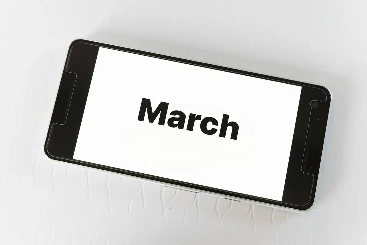 Calendário marcando outubro e março para mudança de hora