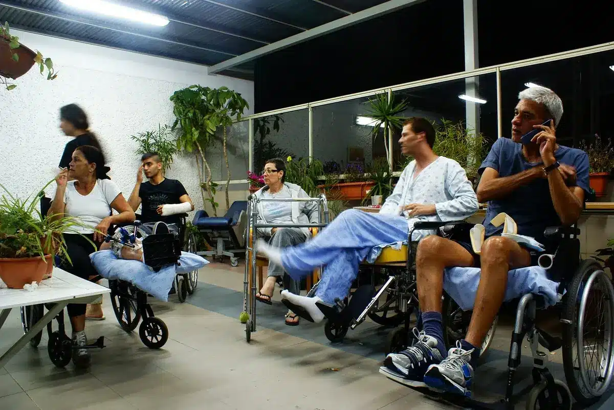 Quarto de hospital com luz diurna e cadeira vazia, sugerindo recuperação pós-operatória