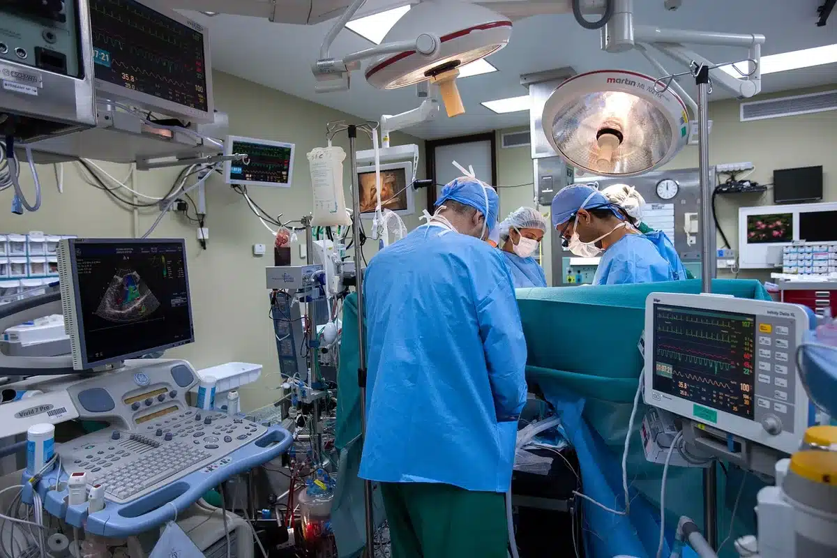 Braço engessado após cirurgia num hospital
