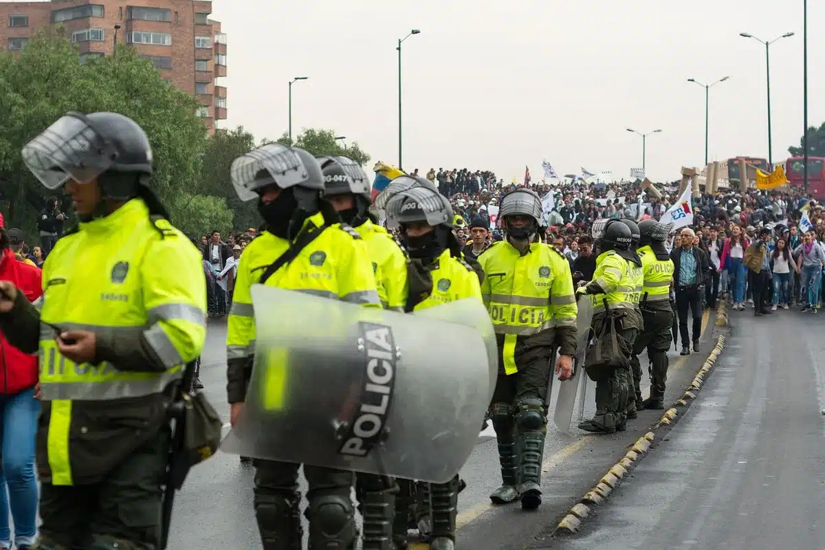 Polícia municipal a remover tendas numa praça pública