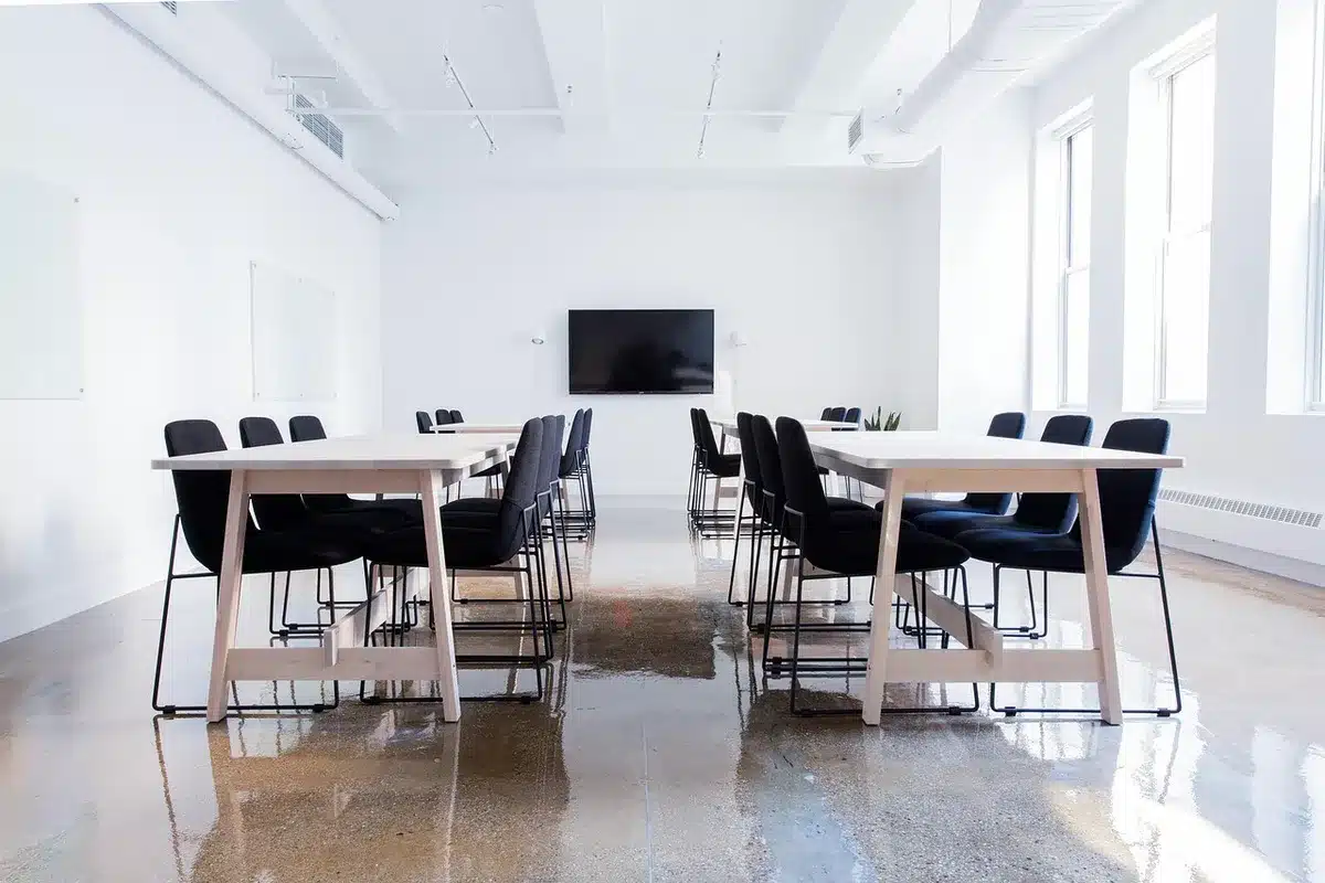 Mesa de reunião com bandeiras da UE e do Reino Unido desenfocadas