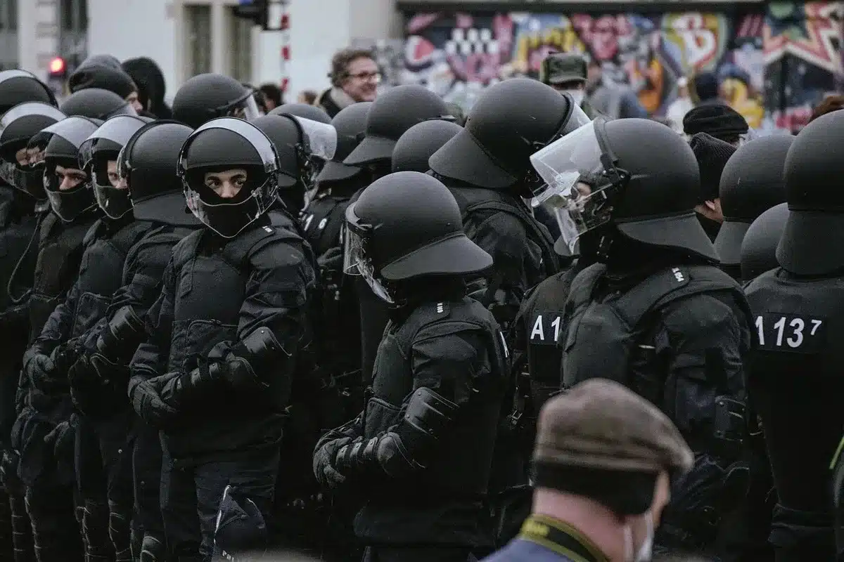 Forças policiais e barreiras durante uma manifestação em ruas urbanas
