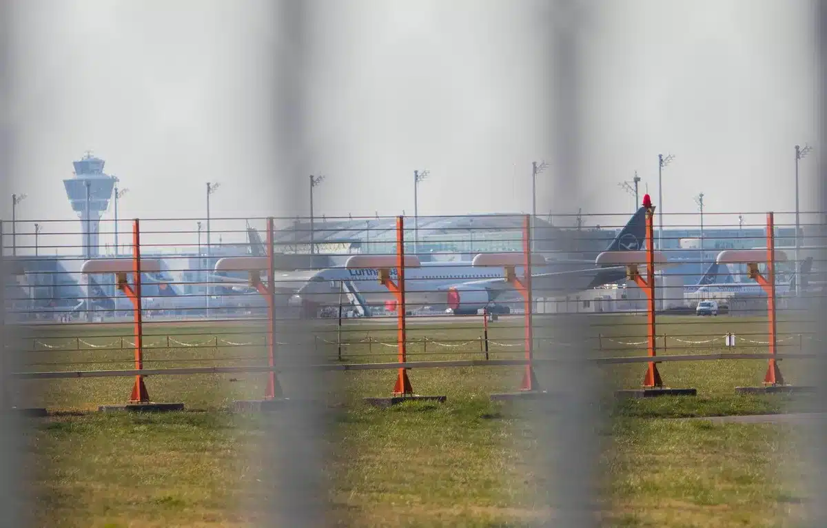 Frota de aviões A350 num hangar durante manutenção