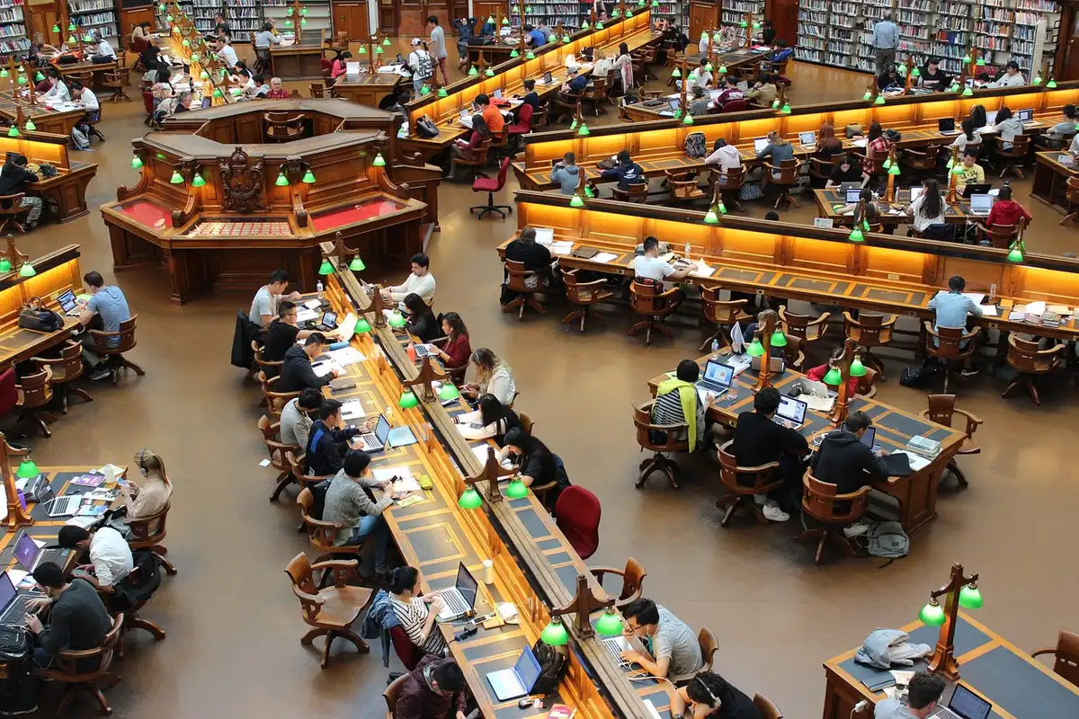 Mesa com livros de economia e cadernos de notas no ISEG