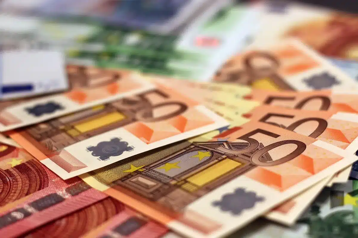 Notas de euro empilhadas simbolizando prémio de 49 milhões