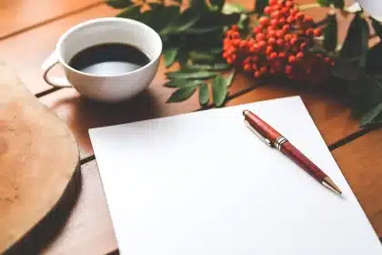 Talão de lotaria e mãos anónimas sobre mesa de quiosque