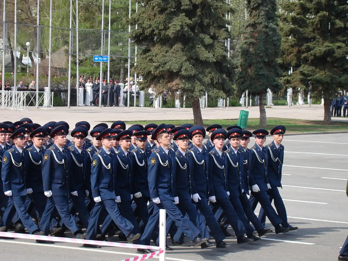 Formação anónima de cadetes durante uma cerimónia militar