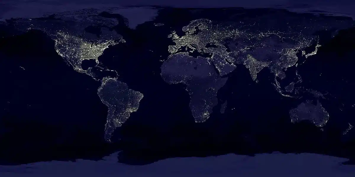 Ecrã de telemóvel com mapa a mostrar pontos de devolução próximos