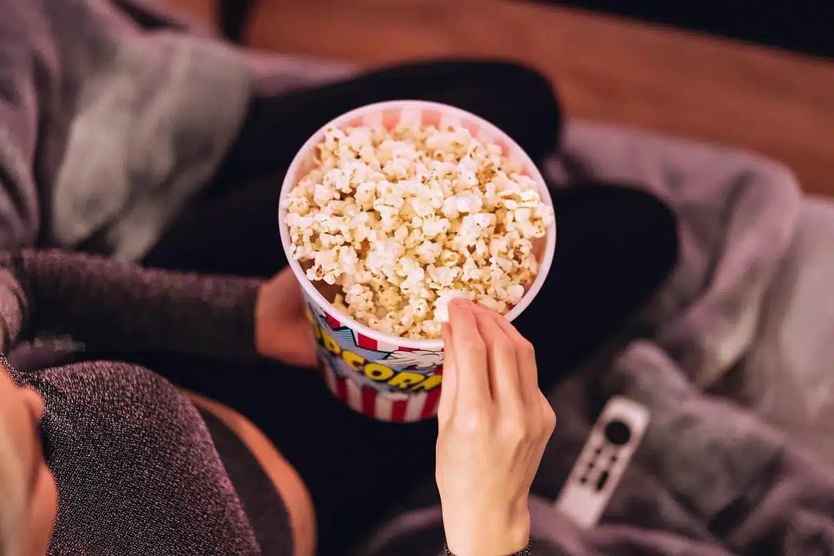 Plateia a assistir a um programa de entretenimento num estúdio