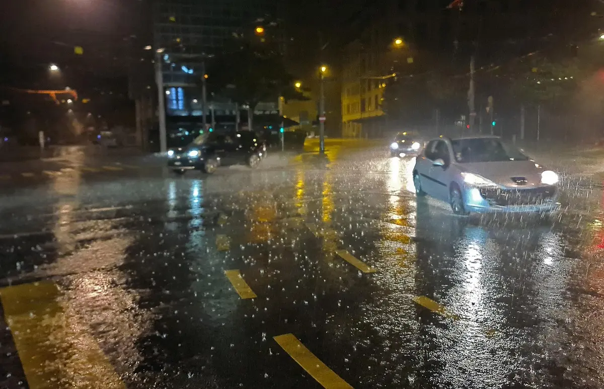 Nuvens de trovoada e chuva intensa sobre paisagem do Minho