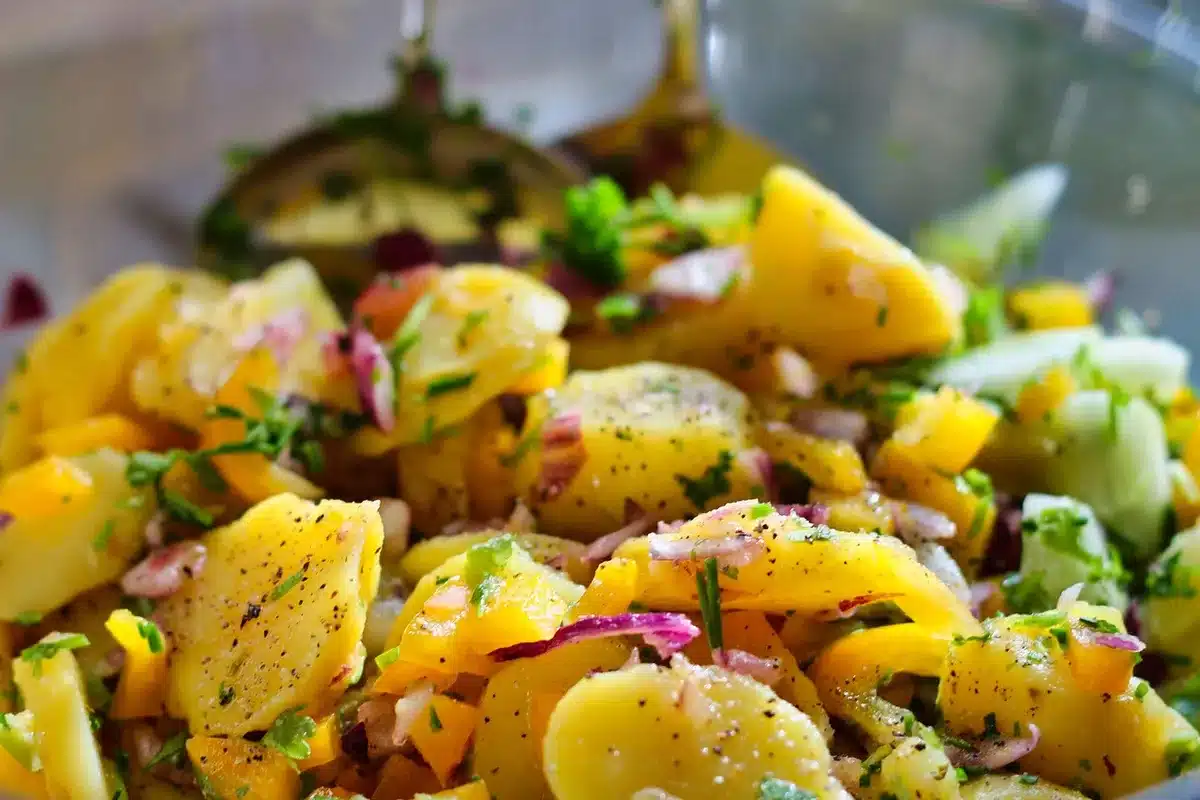 Prato com atum, brócolos e batatas, servido numa mesa simples